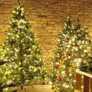 Künstliche Weihnachtsbäume mit LED